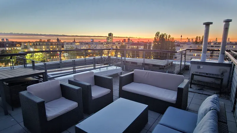 Lichtdurchflutetes Penthouse mit Dachterrasse und Balkon (möbliert) — photo 1